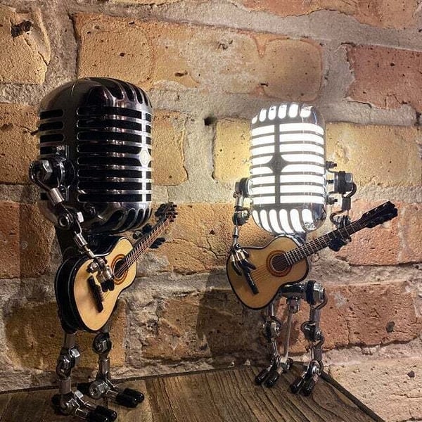 Vintage Gitarrenlampe als dekorative LED Tischlampe; kreatives Licht & ideales Musiker Geschenk für Wohnzimmer.