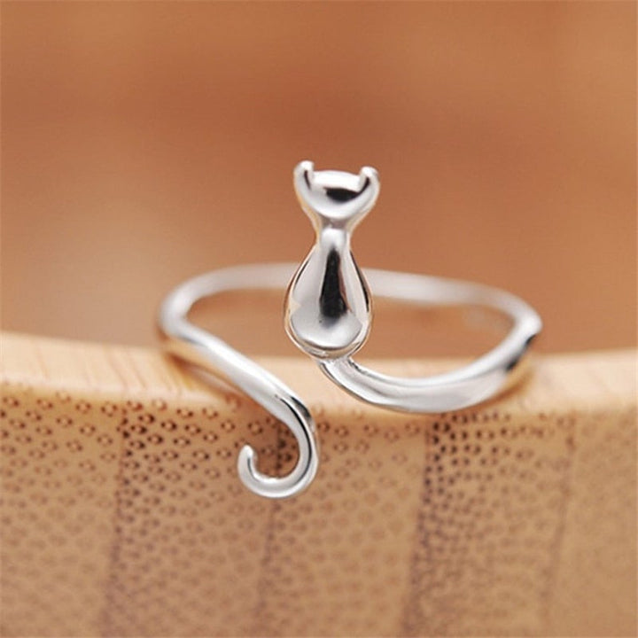 Damen Fingerring: filigraner Katzenring aus Silber, stellt eine anmutige Mitternachtskatze dar, idealer Damenschmuck.