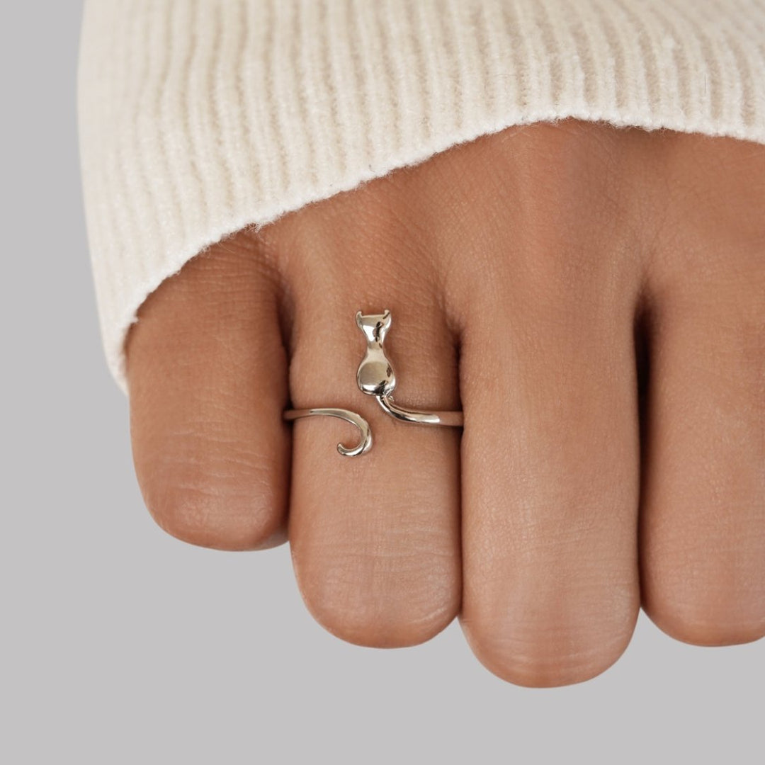 Eleganter Damen Katzenring aus Sterling Silber mit Mitternachtskatzen-Motiv, perfekter Schmuck für Katzenliebhaber.