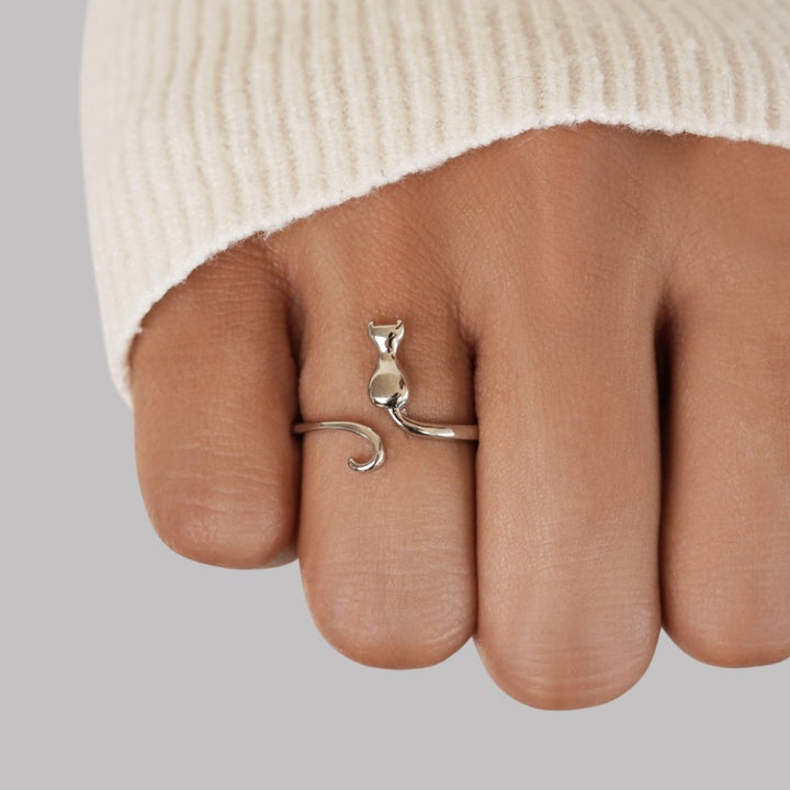 Eleganter Damen Katzenring aus Sterling Silber mit Mitternachtskatzen-Motiv, perfekter Schmuck für Katzenliebhaber.