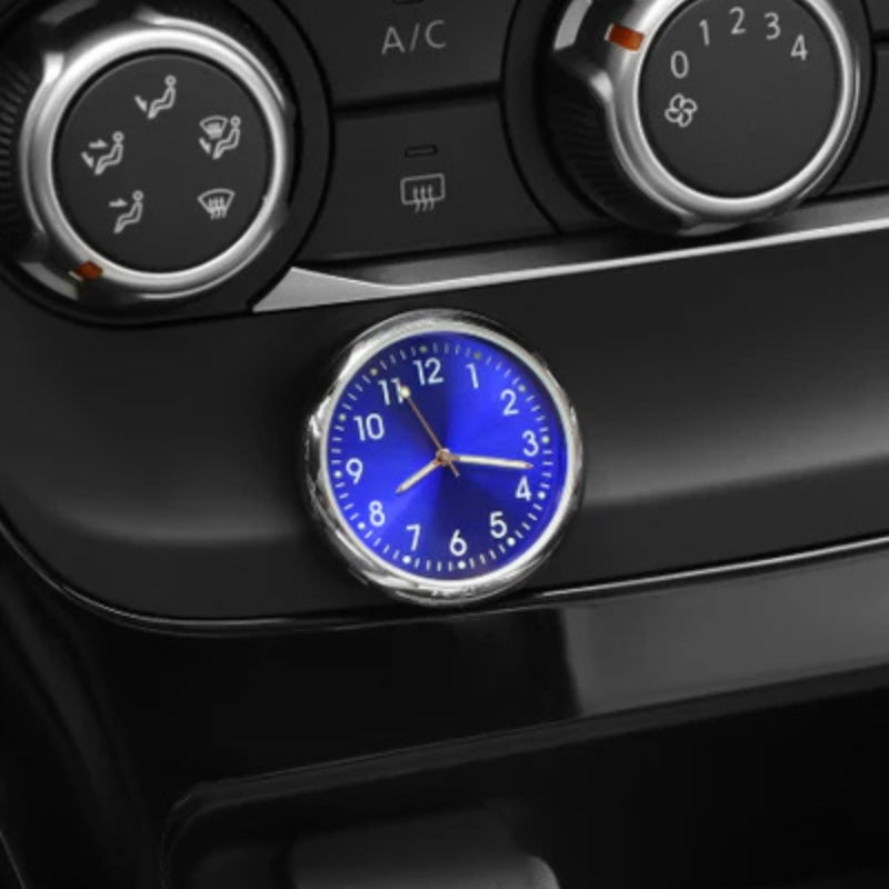 Selbstklebende Mini Analoguhr elegant am Auto-Armaturenbrett montiert, stilvolles Zubehör für den Fahrzeug-Innenraum.