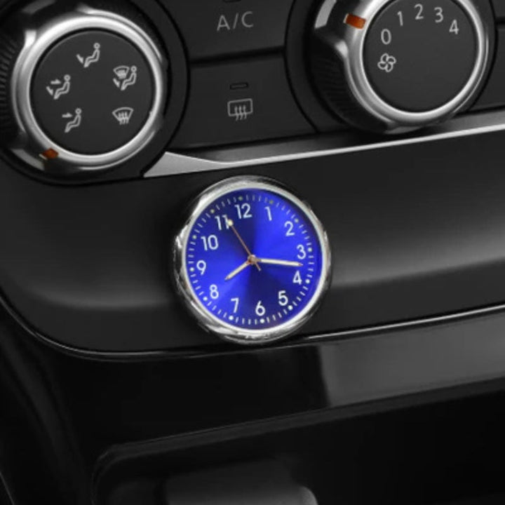 Selbstklebende Mini Analoguhr elegant am Auto-Armaturenbrett montiert, stilvolles Zubehör für den Fahrzeug-Innenraum.