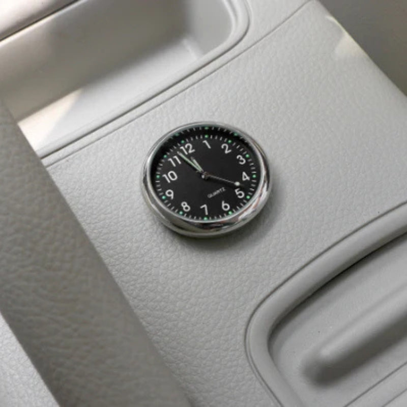 Elegante Mini Analoguhr im minimalistischen Design, als selbstklebender Zeitmesser für ein stilvolles Auto-Armaturenbrett.