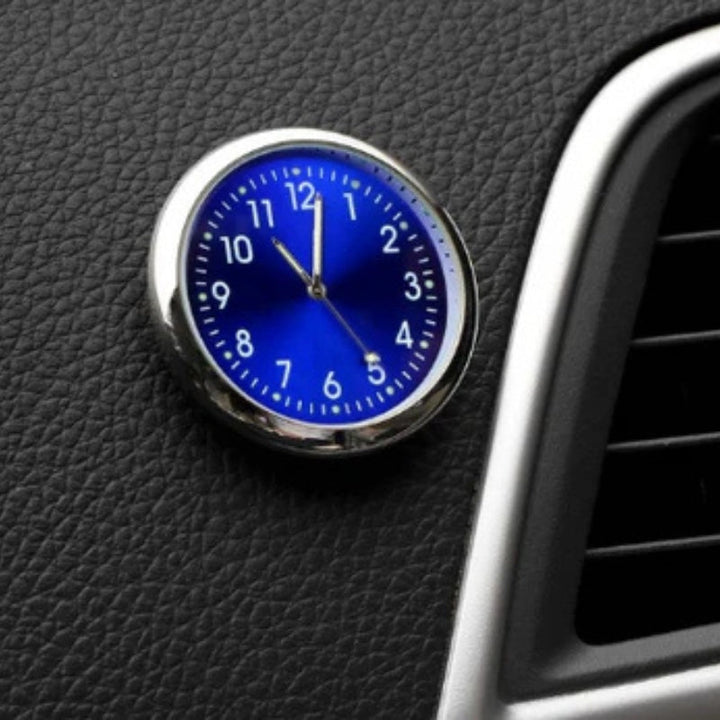 Kleine selbstklebende Analoguhr für Auto, LKW oder Wohnmobil, elegant und funktional als Fahrzeug-Zubehör am Armaturenbrett.