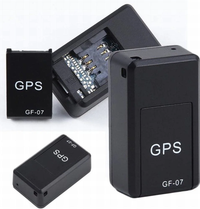 Hand hält Mini GPS Tracker, zeigt kompakte Größe für diskrete Fahrzeugortung, Diebstahlschutz und Sicherheit.