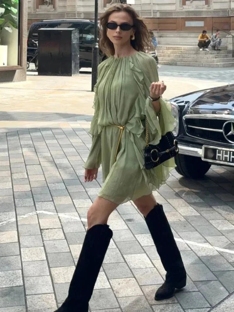 Modisches grünes Retro Minikleid für Damen. Langarm Kleid mit auffälligen Volantärmeln, perfekt für Herbst/Frühling.