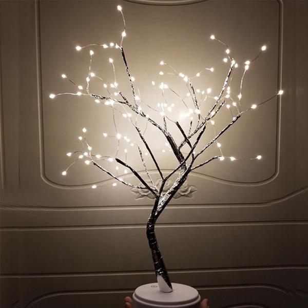 Bezaubernder LED Baum mit Feenlichtern, ideal als Stimmungslicht für Zuhause.