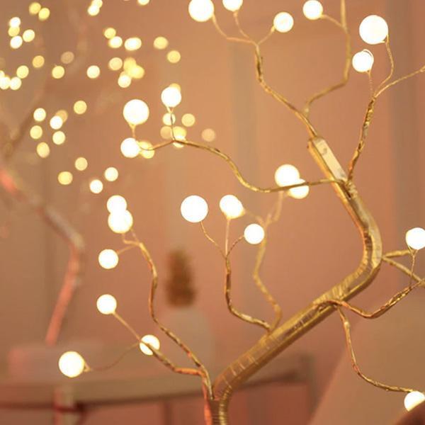 Bunter Mini LED Baum für magische Dekoration, bringt Freude in jedes Zuhause.