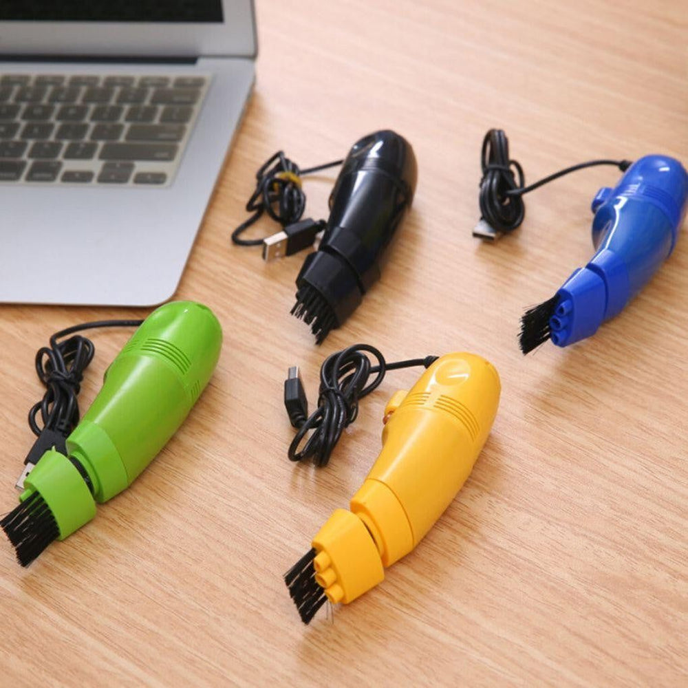 Mini USB Staubsauger reinigt eine Tastatur. Effektiver Tastaturreiniger für präzise Sauberkeit am PC-Arbeitsplatz.