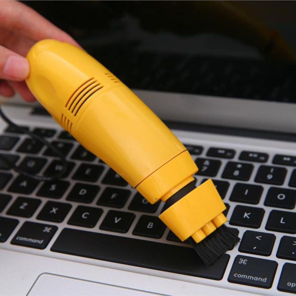 Mini USB Staubsauger angeschlossen an PC. Praktischer tragbarer USB-Staubsauger für Computerzubehör & Schreibtisch.