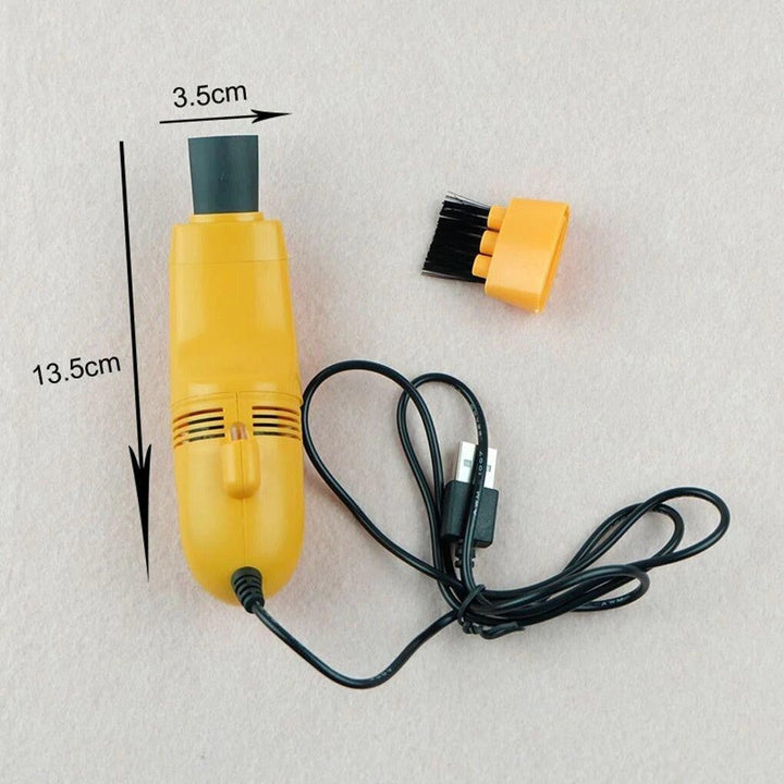Mini USB Staubsauger reinigt Computerlüfter. Effektiver Elektronikreiniger für gründliche PC-Wartung.