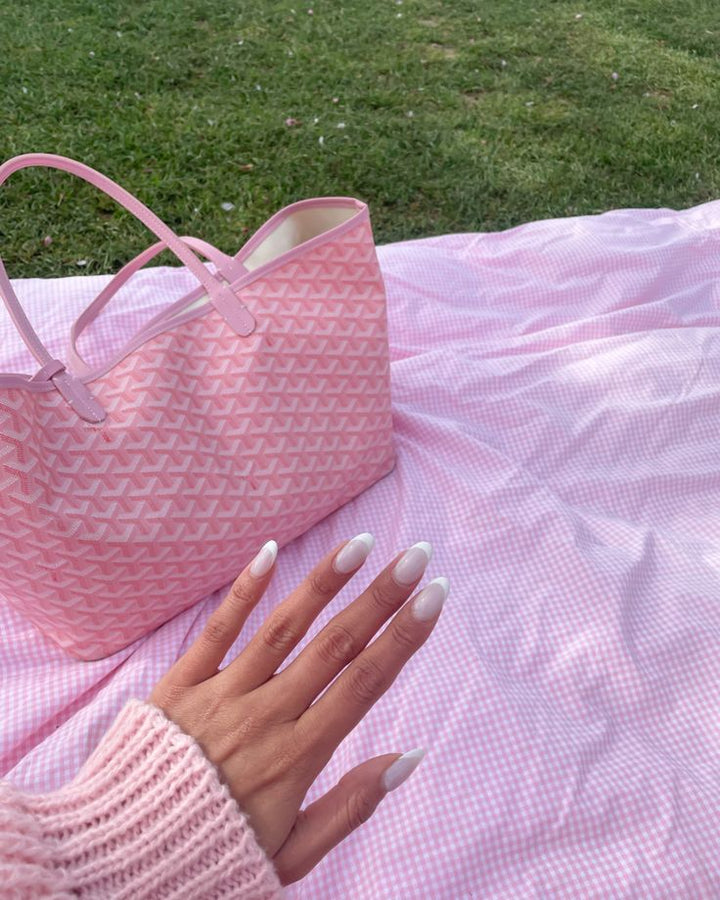 Detailaufnahme des eleganten Verschlusses der Damen Kunstledertasche, ein stilvolles Accessoire.