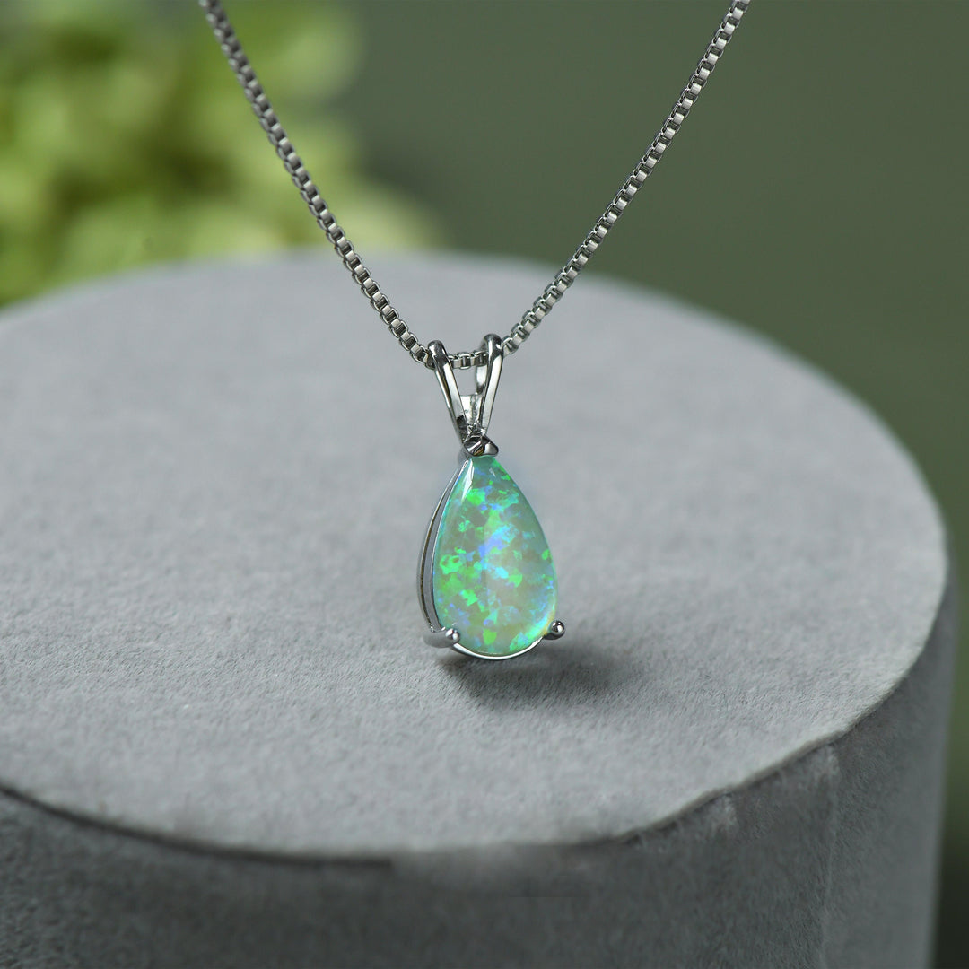 Elegante Damen Halskette mit schimmerndem Opal-Tropfen-Anhänger.