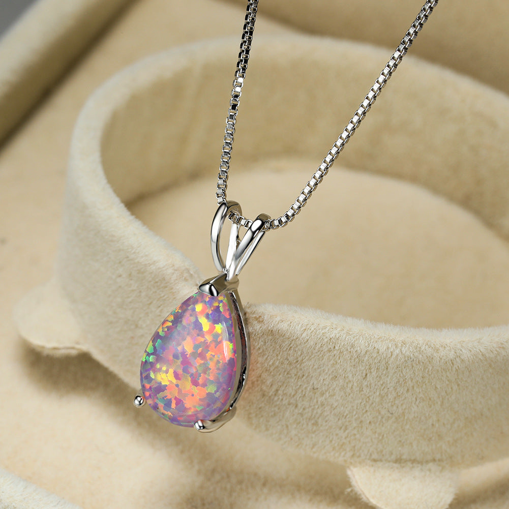 Glänzender Opal-Tropfen-Anhänger an feiner Halskette, Damenschmuck.