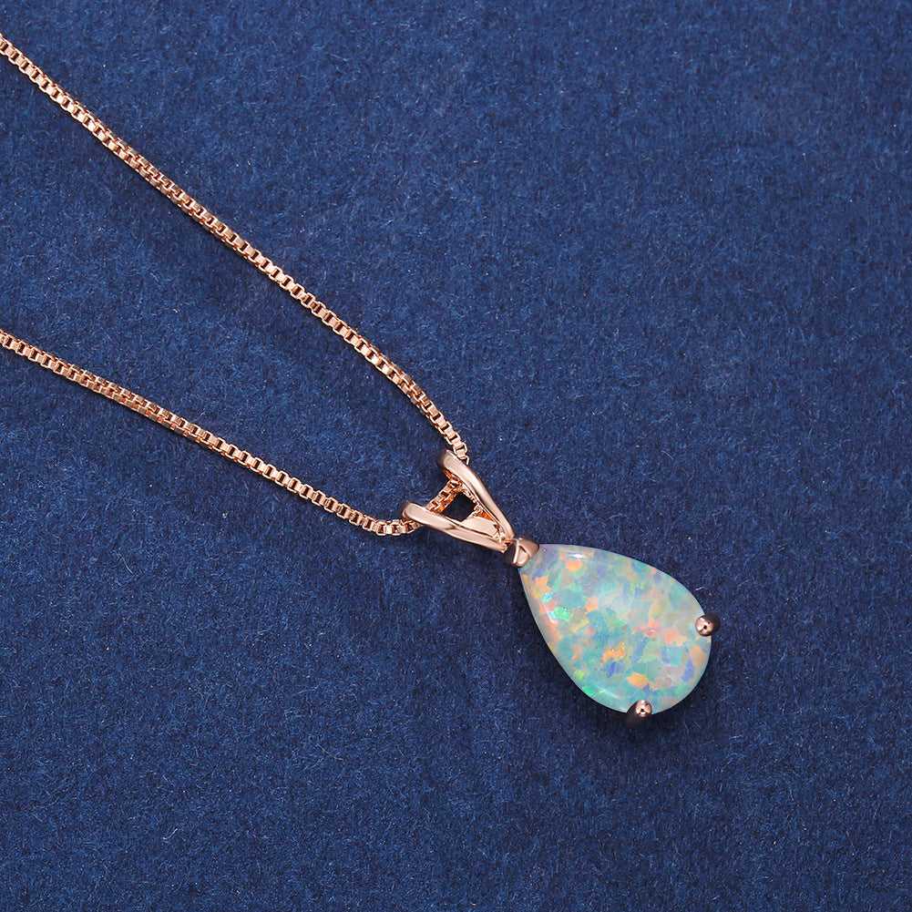 Zarte Opal-Halskette mit Tropfen-Anhänger, schimmernder Damenschmuck.