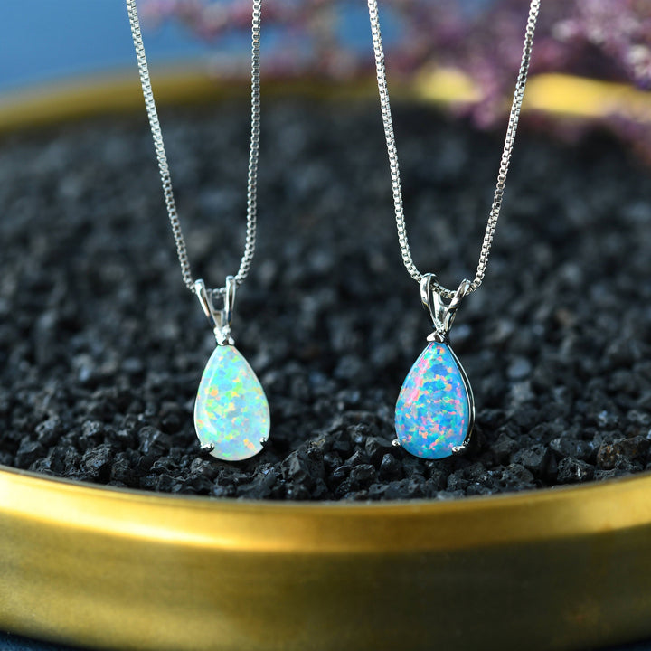 Einzigartiger Opal-Tropfen-Anhänger an zarter Halskette, minimalistischer Damenschmuck.