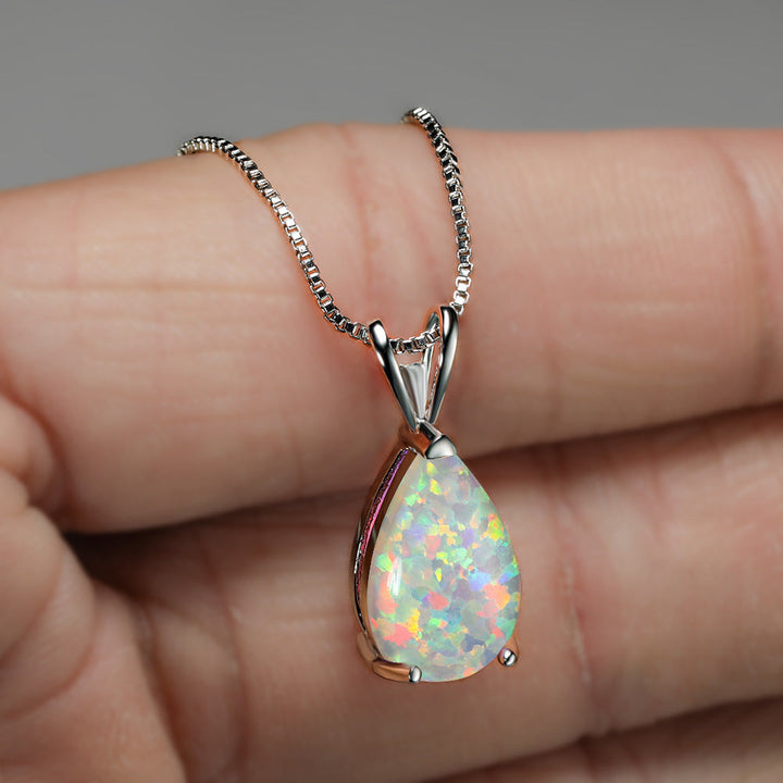 Eleganter Opal-Anhänger in Tropfenform an minimalistischer Halskette für Damen.