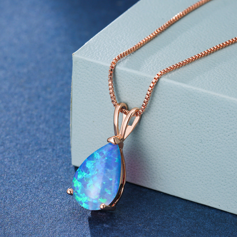 Minimalistische Damen-Halskette mit schillerndem Opal-Tropfen.