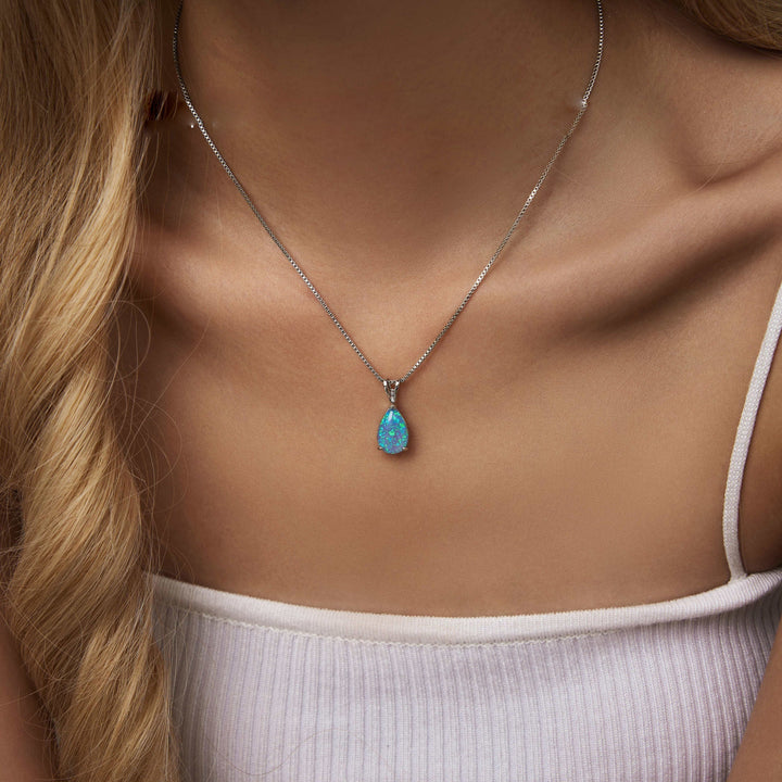 Damen Halskette mit farbenprächtigem Opal-Tropfen, minimalistisch & elegant.