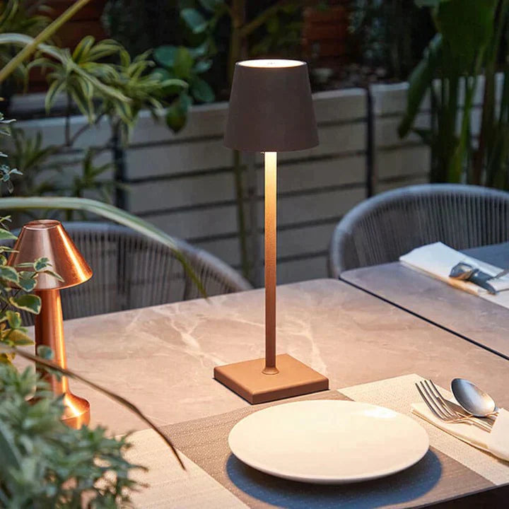 Dimmbare LED Tischlampe kabellos, schafft gemütliches Stimmungslicht im Schlafzimmer, minimalistisches Design.