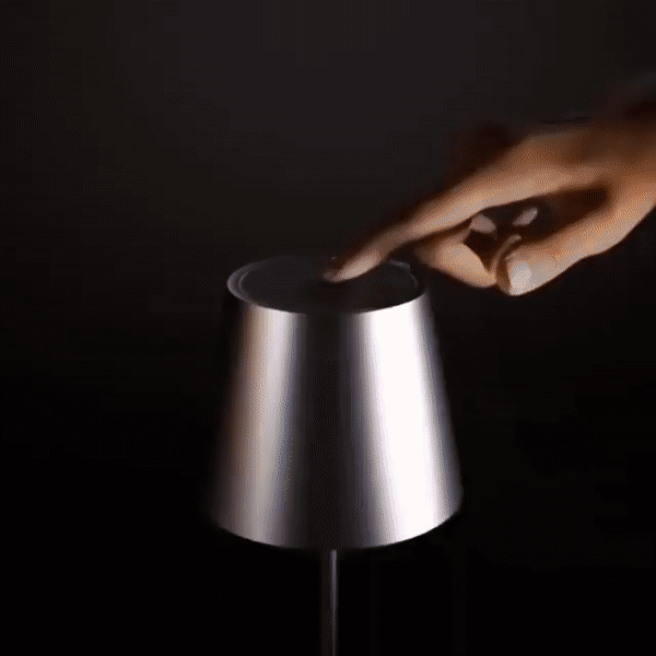 Stilvolle kabellose LED Tischlampe für Wohnzimmer, Esszimmer oder Büro, dimmbar für perfekte Atmosphäre.