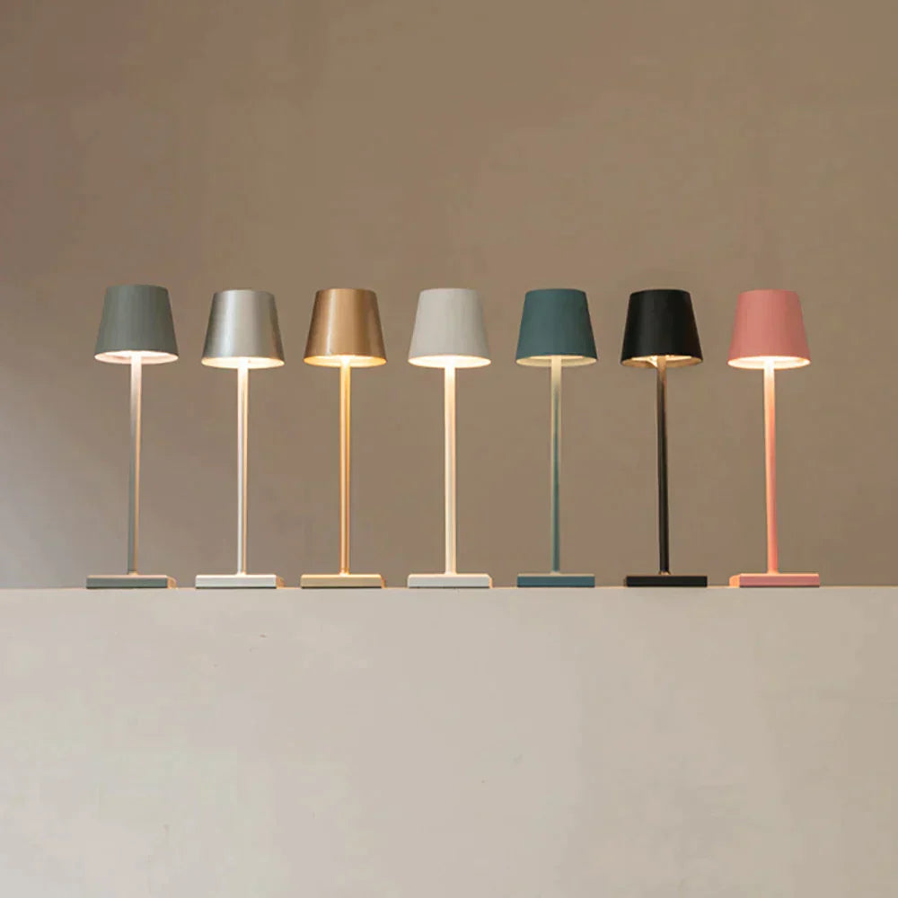 Akku-betriebene LED Tischlampe, kabellos und dimmbar, minimalistisches Design schafft stilvolles Ambiente zu Hause.