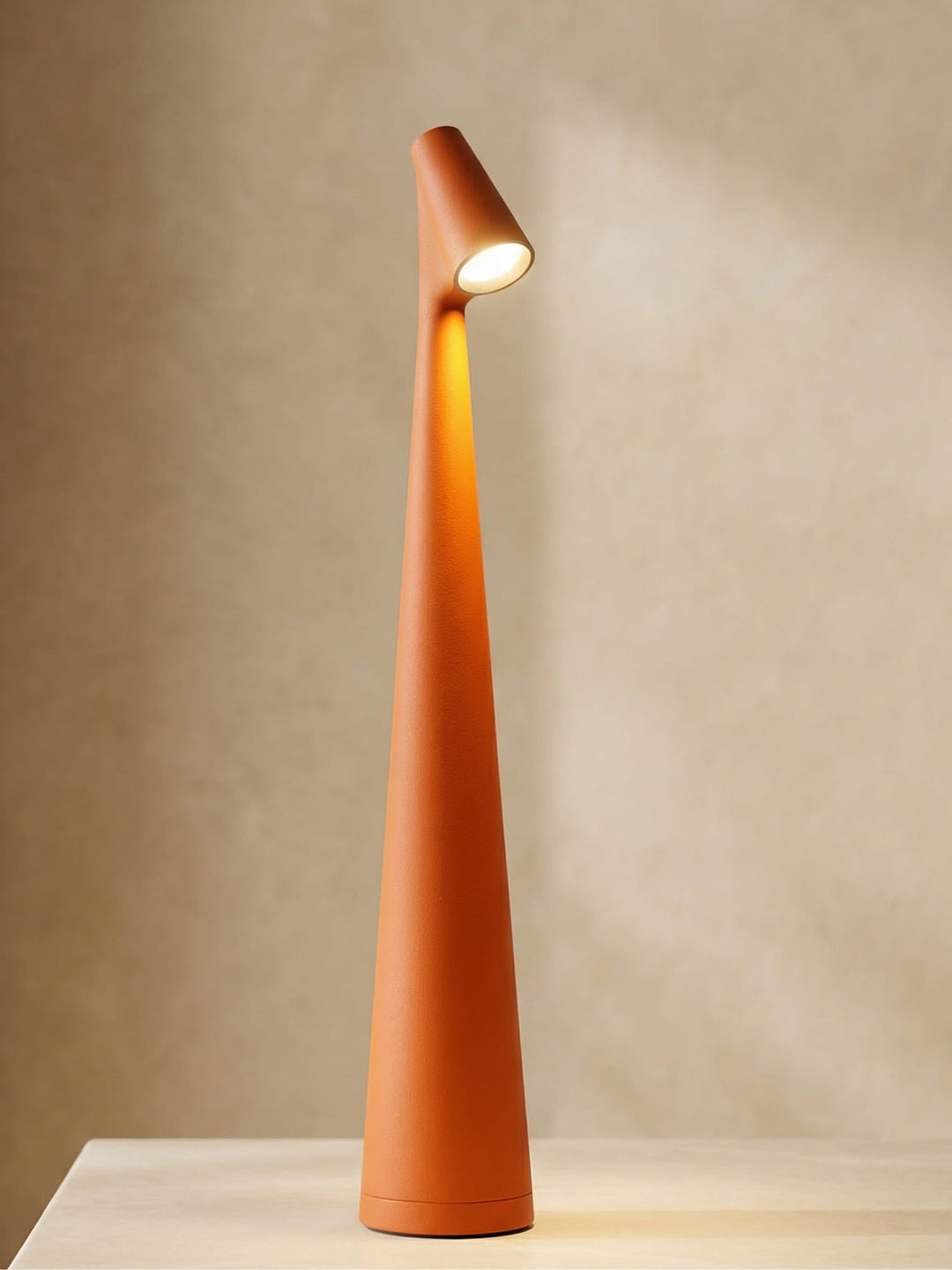 Minimalistische kabellose NordicLite LED Tischlampe, dimmbar, ideal als Stimmungslicht im Wohnzimmer.