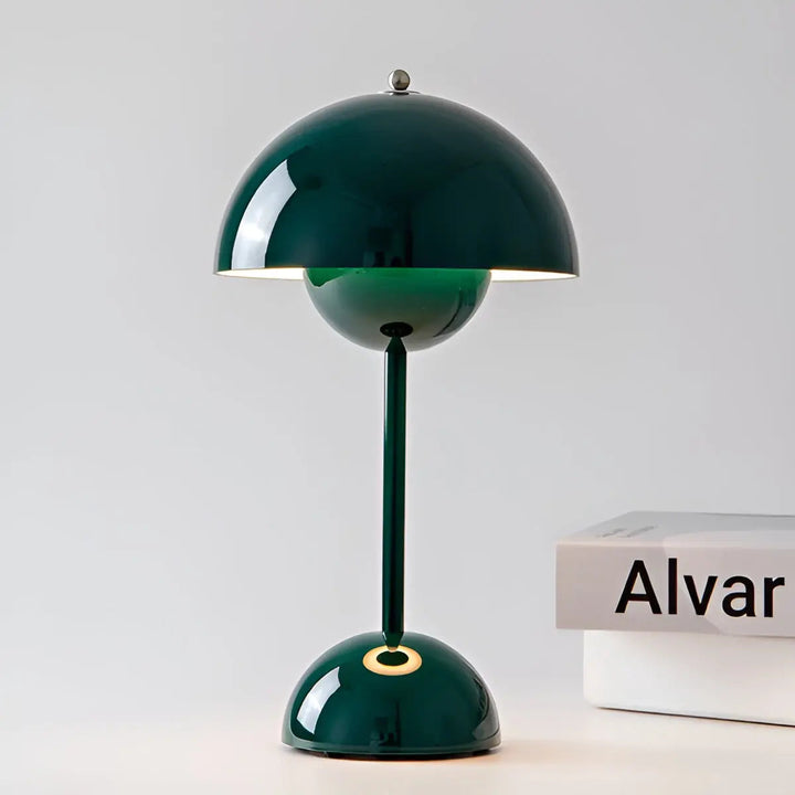 Zeitlose minimalistische LED Tischleuchte. Skandinavisch inspiriert, perfekte Wohnzimmerlampe und stilvolle Deko.