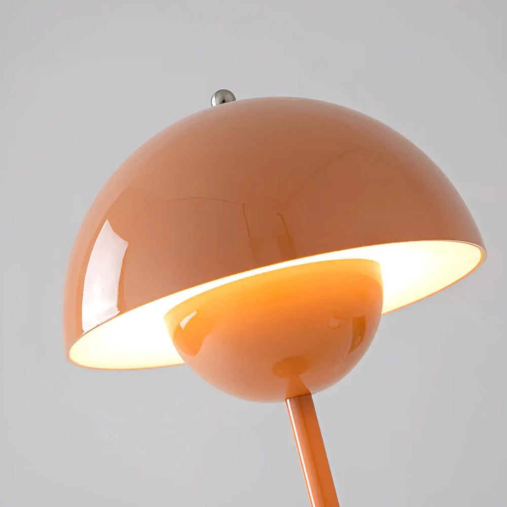 Moderne, skandinavische LED Tischleuchte. Minimalistisch und stilvoll, perfekte Beleuchtung und Deko für Ihr Zuhause.