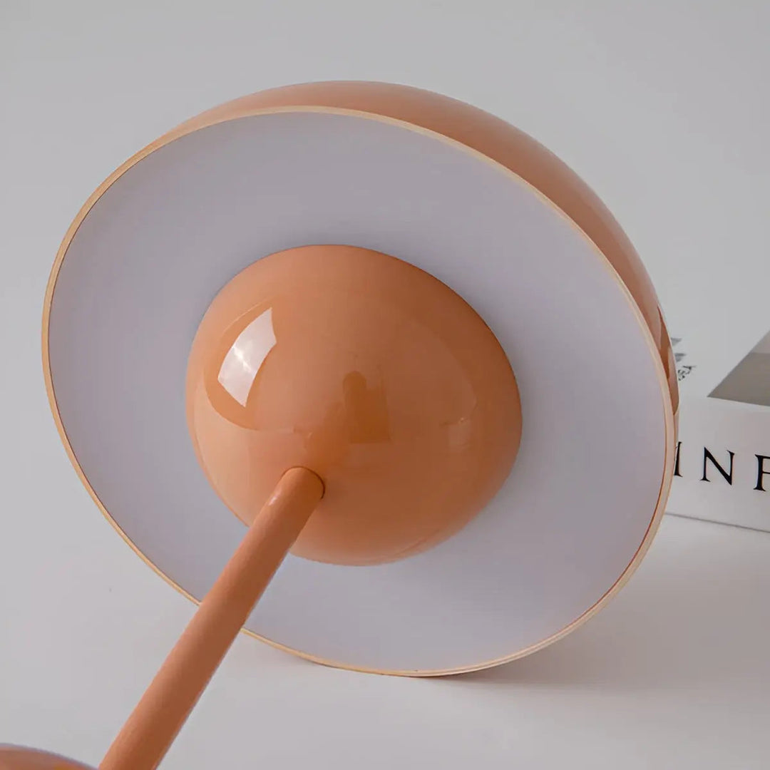 Elegante, minimalistische LED Tischleuchte für stilvolle Beleuchtung. Skandinavisches Design, ideal als Wohnzimmerlampe.