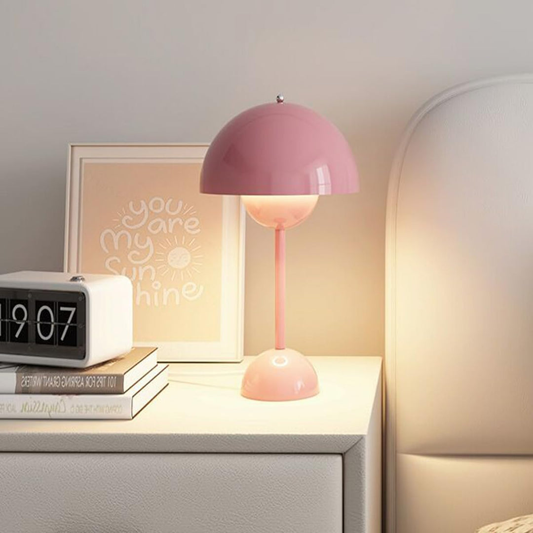Schlichte, energieeffiziente LED Tischleuchte. Skandinavisch minimalistisch, für warmes Licht und moderne Wohnkultur.