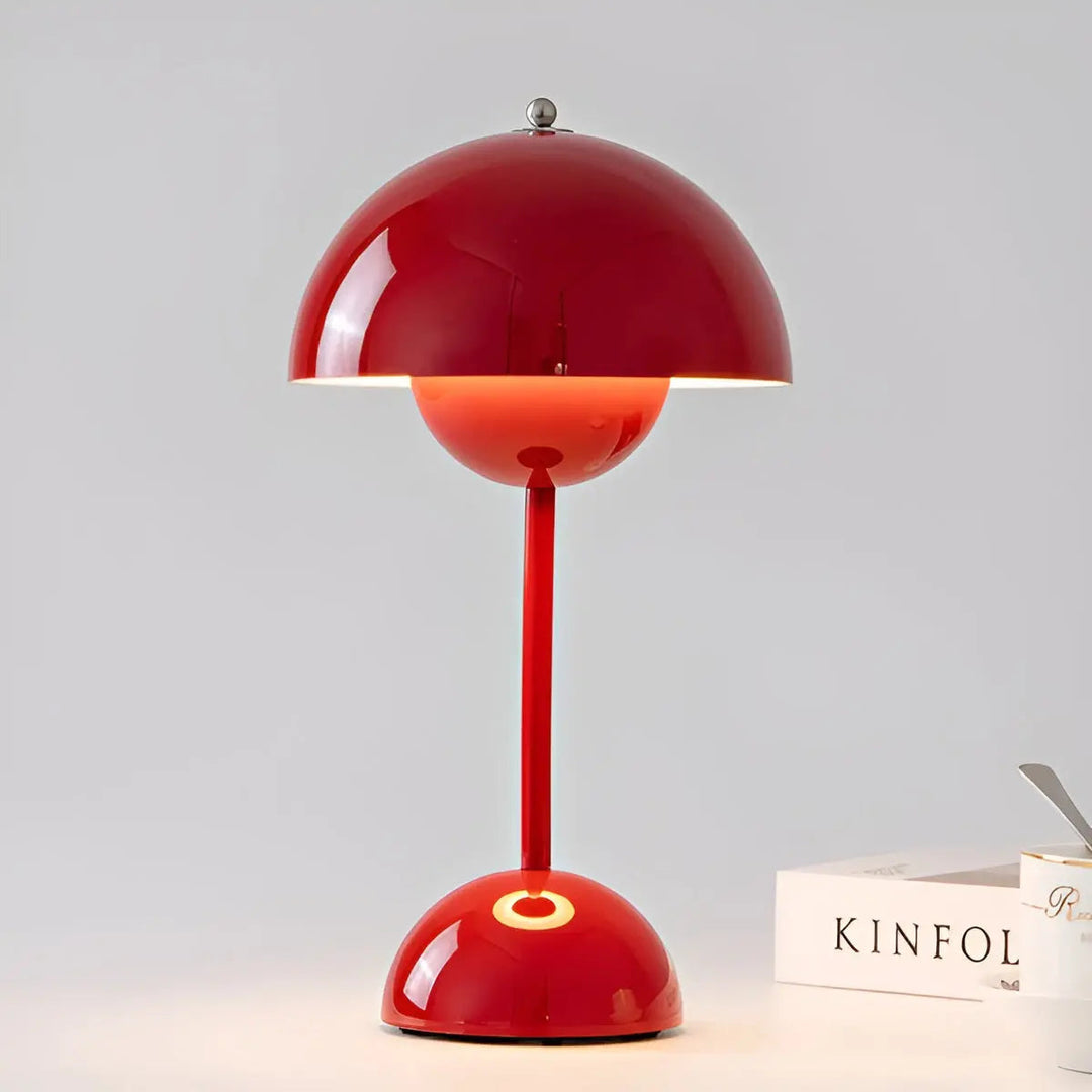 Energieeffiziente LED Tischleuchte, minimalistisches Design. Moderner skandinavischer Stil, perfekte Beleuchtung.