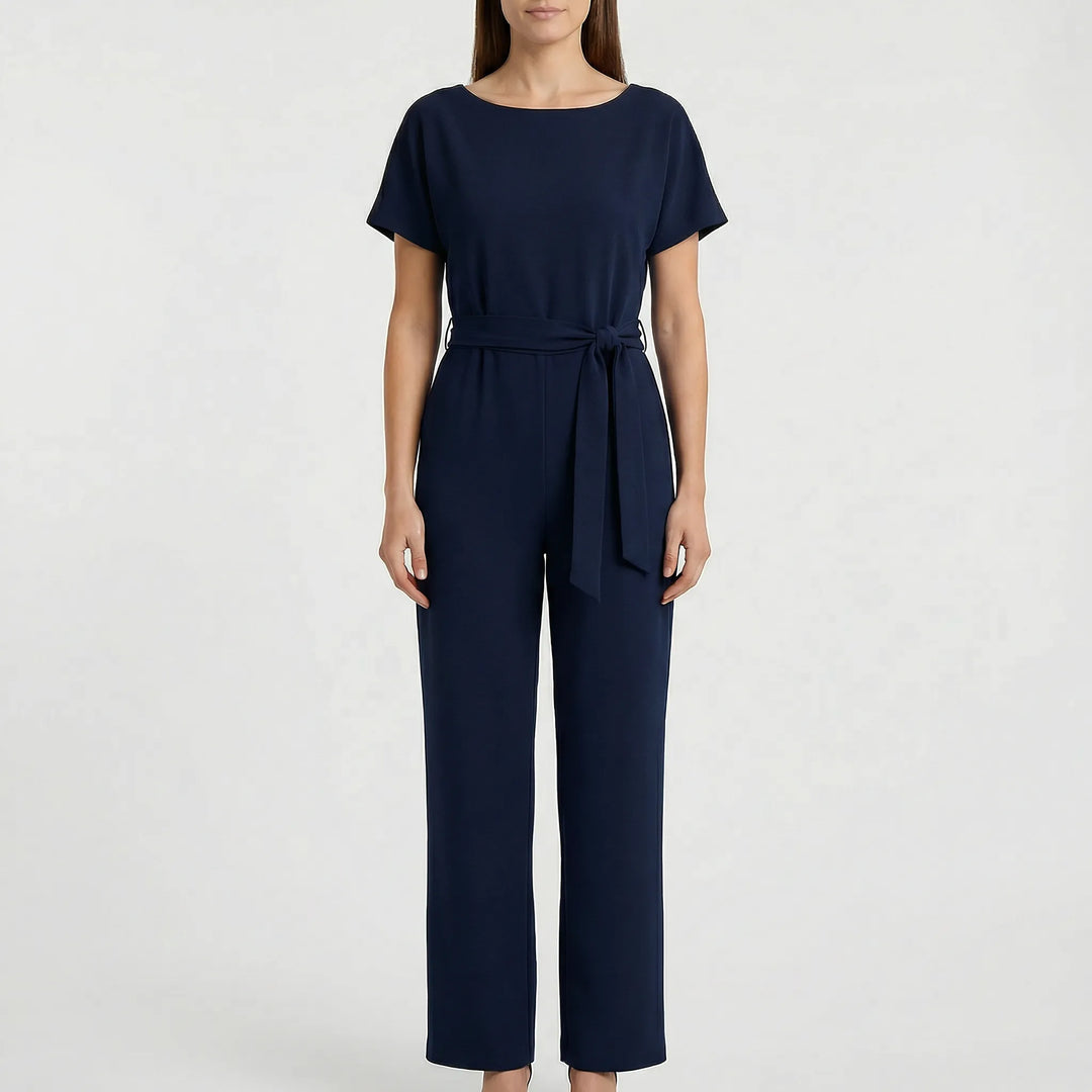 Trendiger Damen Jumpsuit Emma. Komfortabler Overall mit weitem Bein, Kurzarm & Bindegürtel für den Sommer-Look.