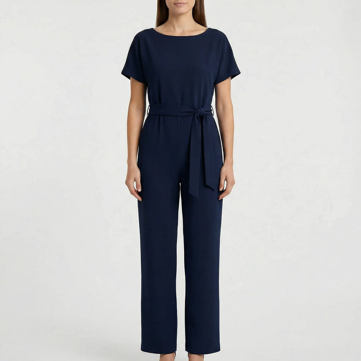 Trendiger Damen Jumpsuit Emma. Komfortabler Overall mit weitem Bein, Kurzarm & Bindegürtel für den Sommer-Look.