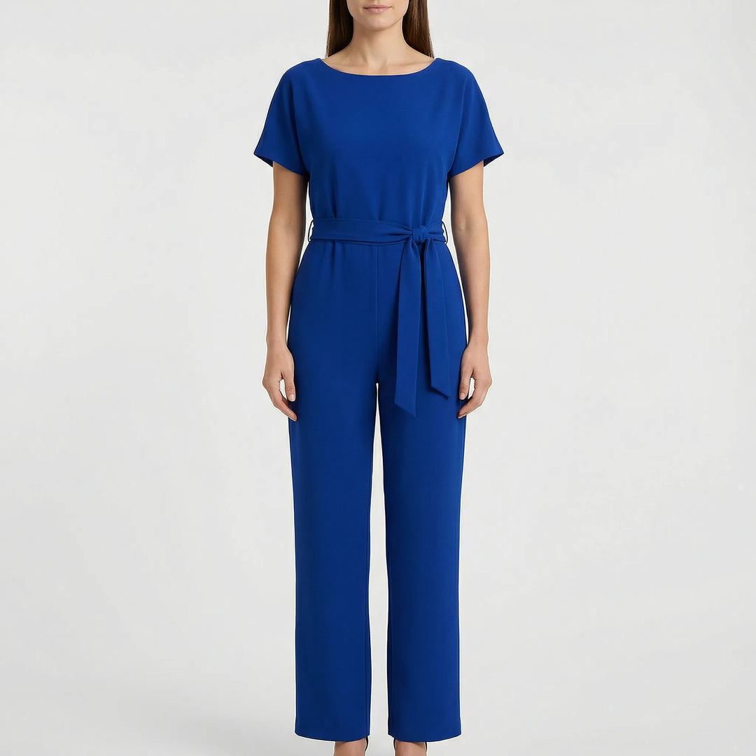 Kurzarm Damen Overall Emma mit Bindegürtel. Minimalistischer Jumpsuit mit weitem Bein für stilvolle Alltagsmode.