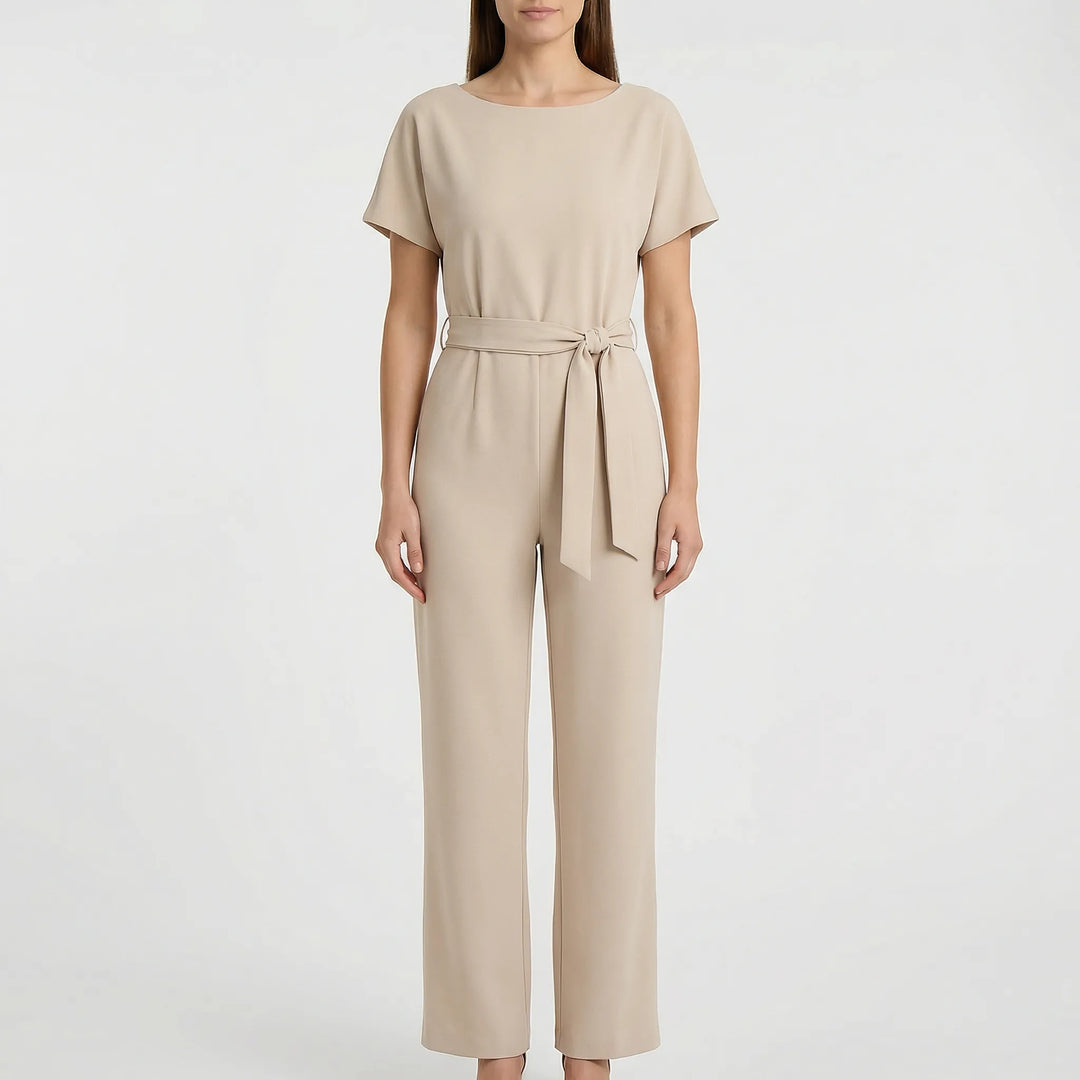 Schicker Damen Jumpsuit Emma. Leichter, fließender Overall mit weitem Bein & Bindegürtel, perfekt für warme Tage.