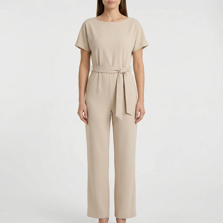 Schicker Damen Jumpsuit Emma. Leichter, fließender Overall mit weitem Bein & Bindegürtel, perfekt für warme Tage.