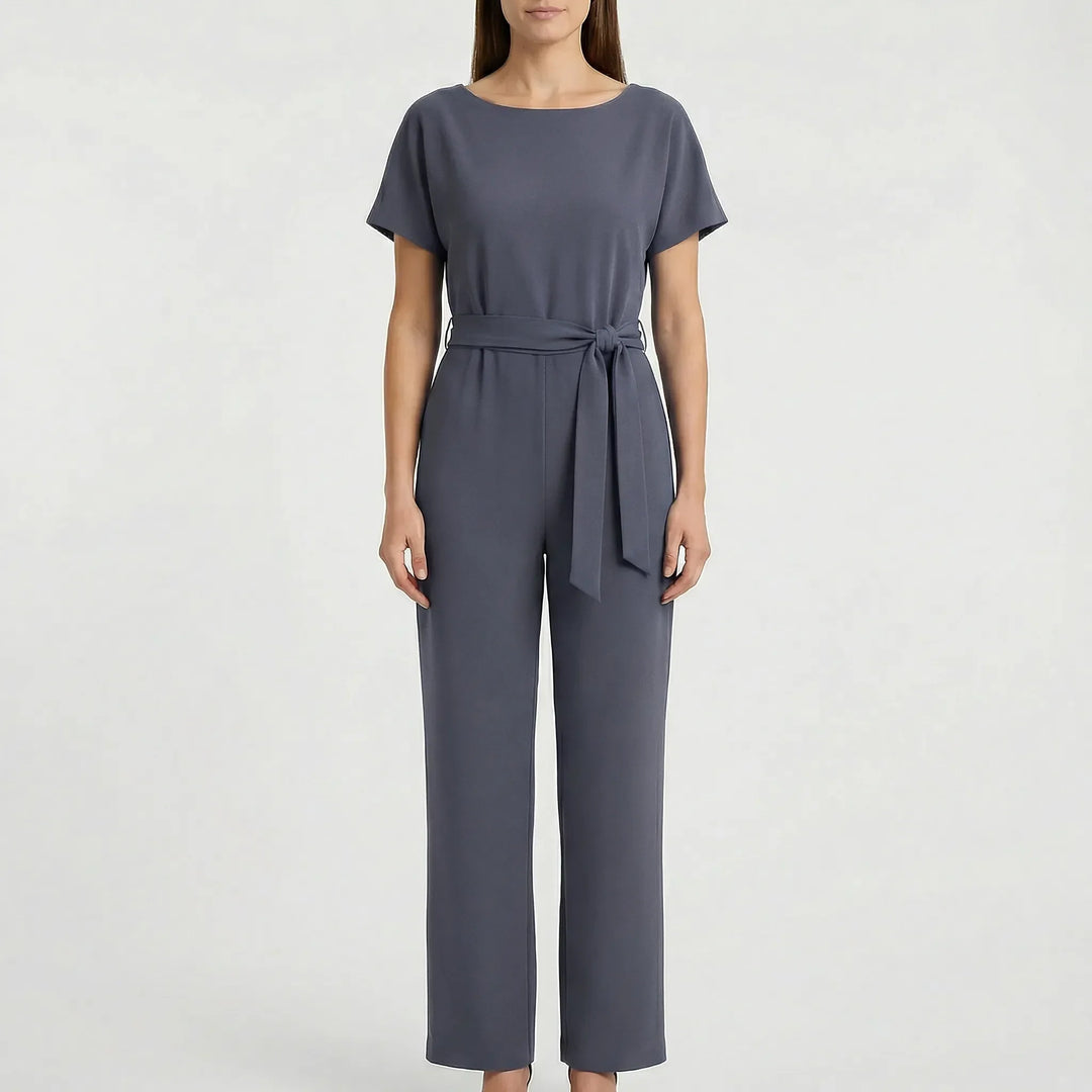 Zeitloser Damen Jumpsuit Emma. Chicer Overall mit weitem Bein, Bindegürtel & Kurzarm, ideal für Büro & Events.