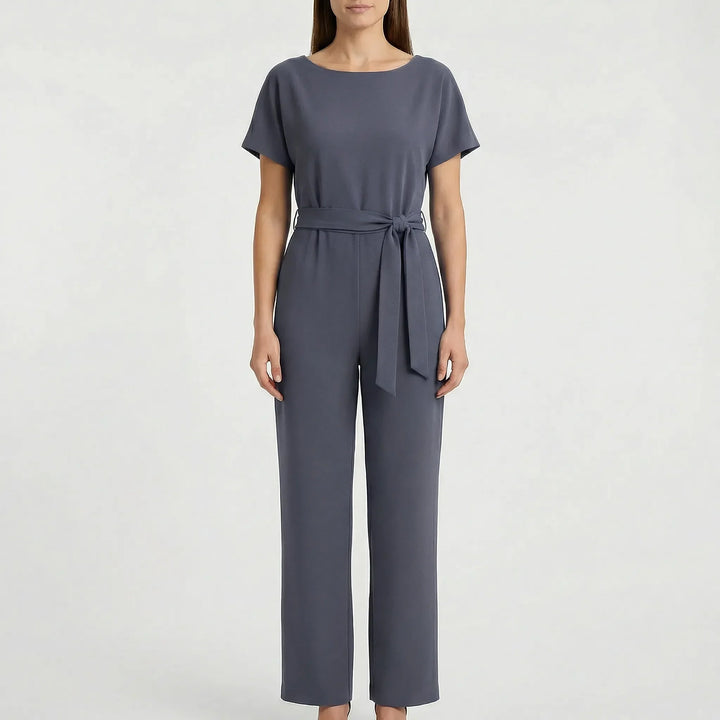 Zeitloser Damen Jumpsuit Emma. Chicer Overall mit weitem Bein, Bindegürtel & Kurzarm, ideal für Büro & Events.
