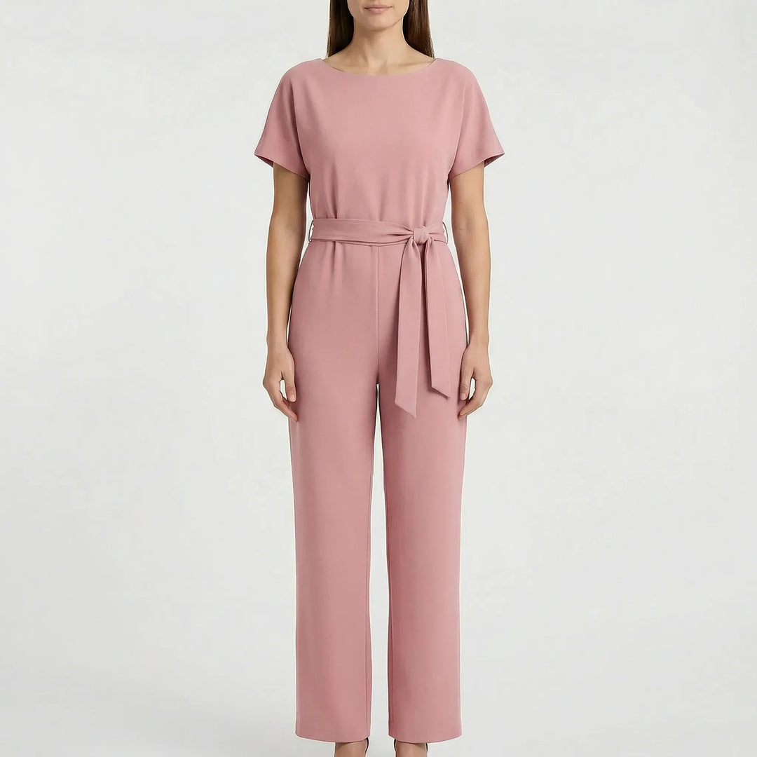 Urbaner Damen Jumpsuit Emma. Moderner Overall mit weitem Bein & Bindegürtel, perfekt für stilvolle Freizeitlooks.