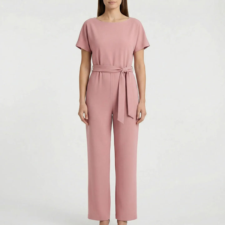 Urbaner Damen Jumpsuit Emma. Moderner Overall mit weitem Bein & Bindegürtel, perfekt für stilvolle Freizeitlooks.