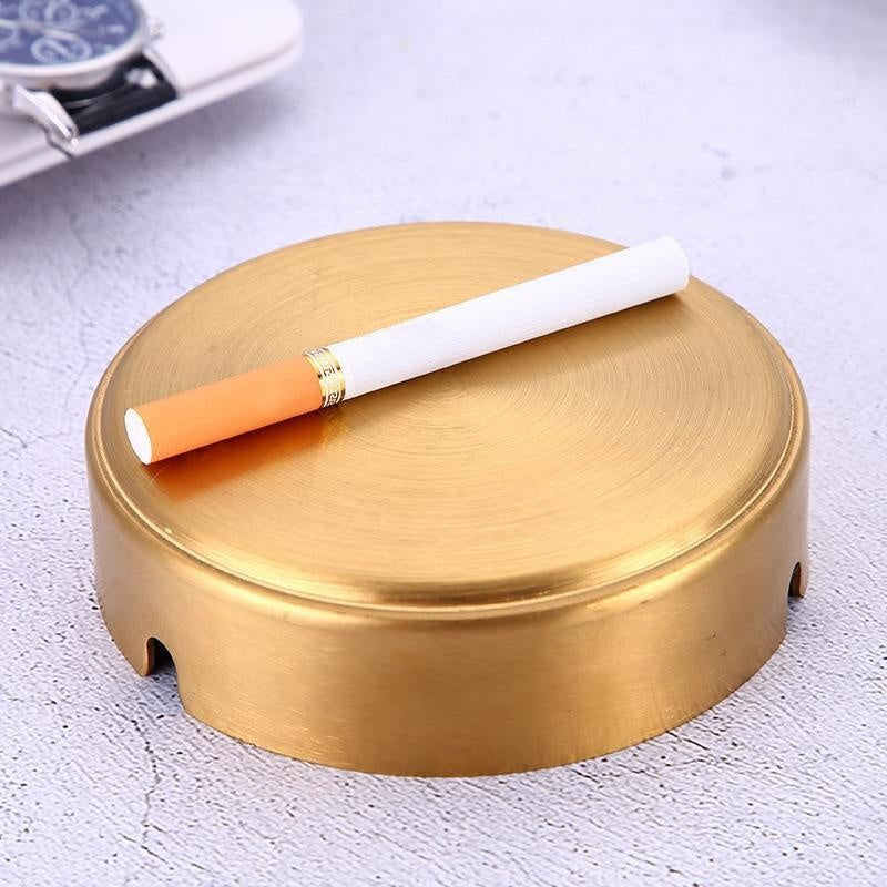 Eleganter, minimalistischer Aschenbecher aus hochwertigem Edelstahl, ideal als stilvolles Wohnaccessoire.