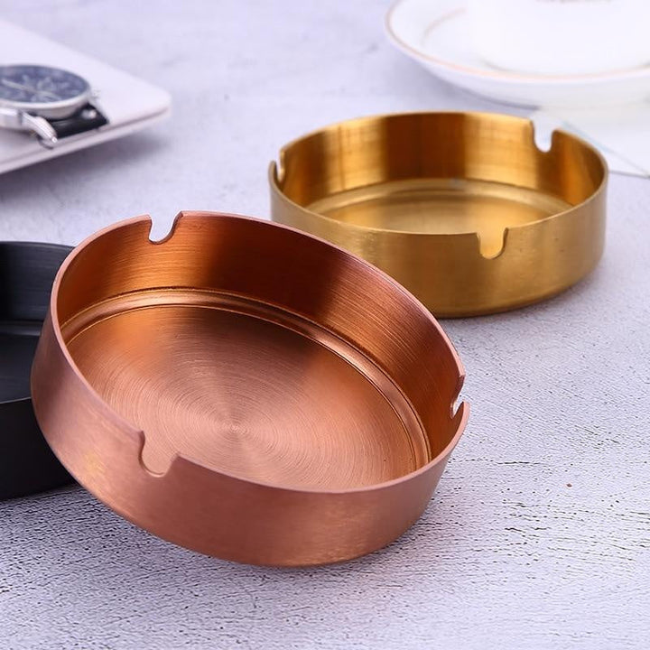 Moderner Edelstahl Aschenbecher in Roségold mit minimalistischem Design. Perfektes Raucherzubehör und Wohnaccessoire.