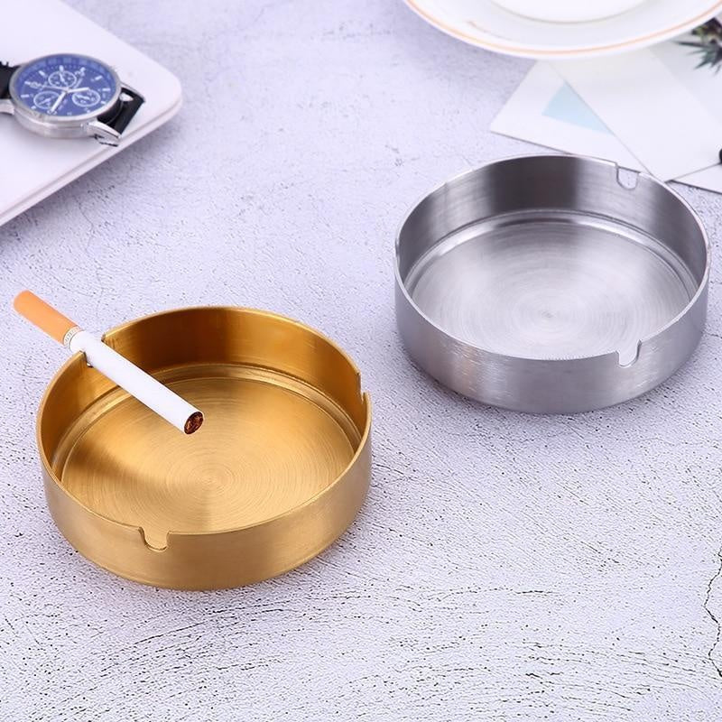 Schwarzer Edelstahl Aschenbecher, minimalistisch und robust. Edles Design-Raucherzubehör für stilvolle Einrichtungen.