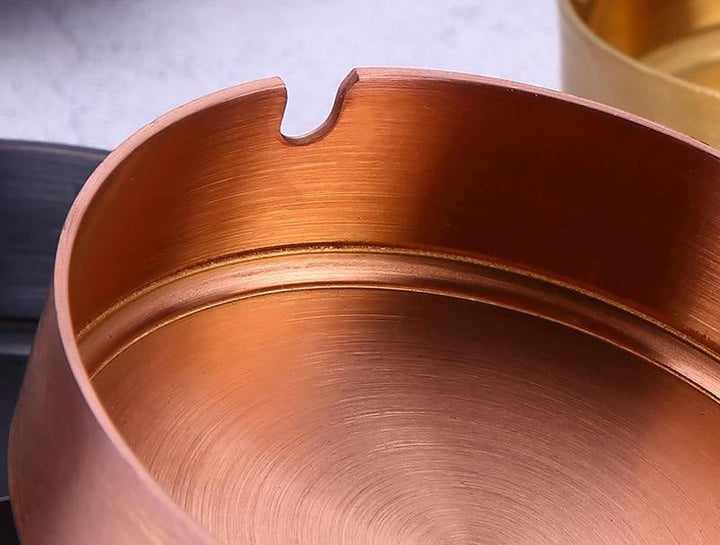 Zeitloser, silberner Edelstahl Aschenbecher. Minimalistisches Design-Highlight und praktisches Raucherzubehör.