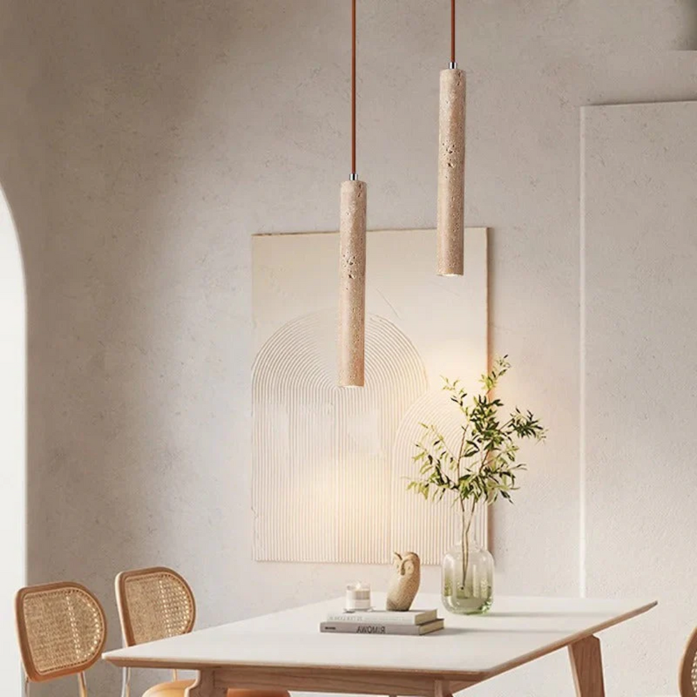 Elegante LED Pendelleuchte aus Travertin, ideal als Esszimmer Lampe im Wabi-Sabi Design.