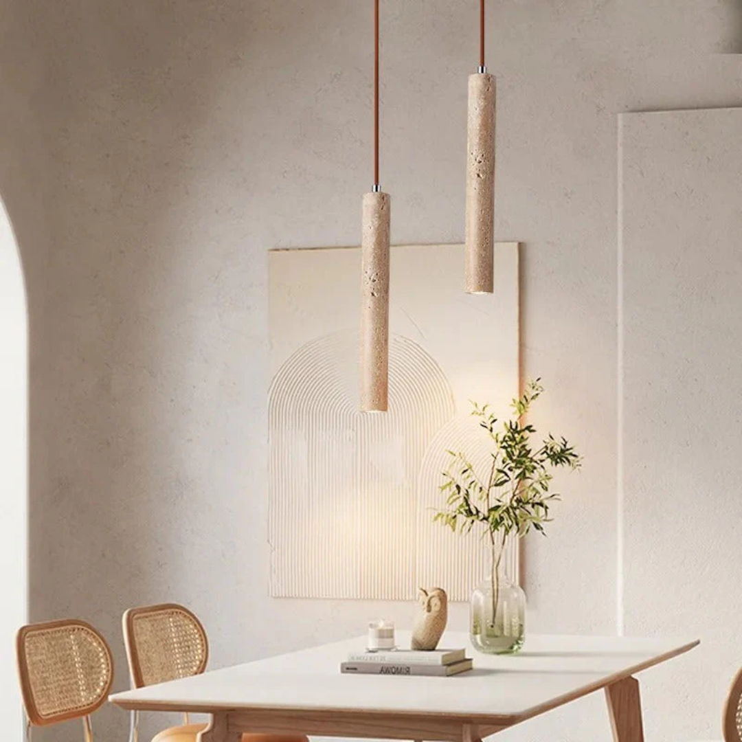 Elegante LED Pendelleuchte aus Travertin, ideal als Esszimmer Lampe im Wabi-Sabi Design.