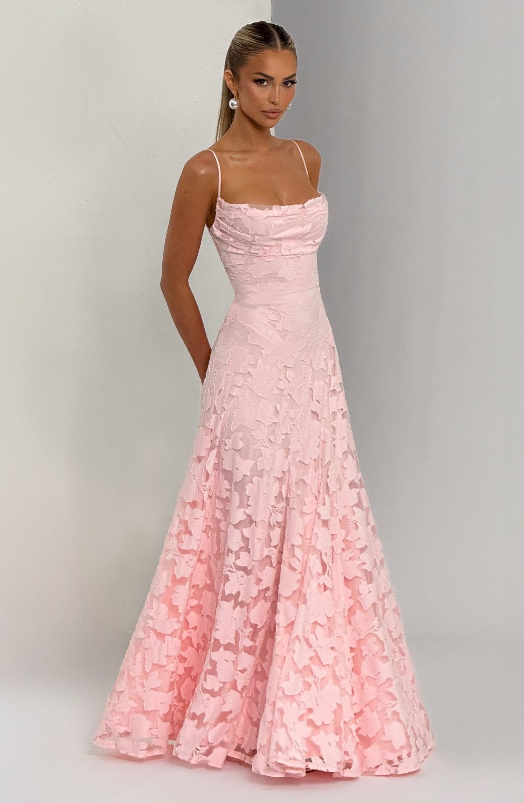 Maxikleid für Damen mit Blumenmuster, Spaghettiträgern, fließendem Stoff, ideal für Freizeit.