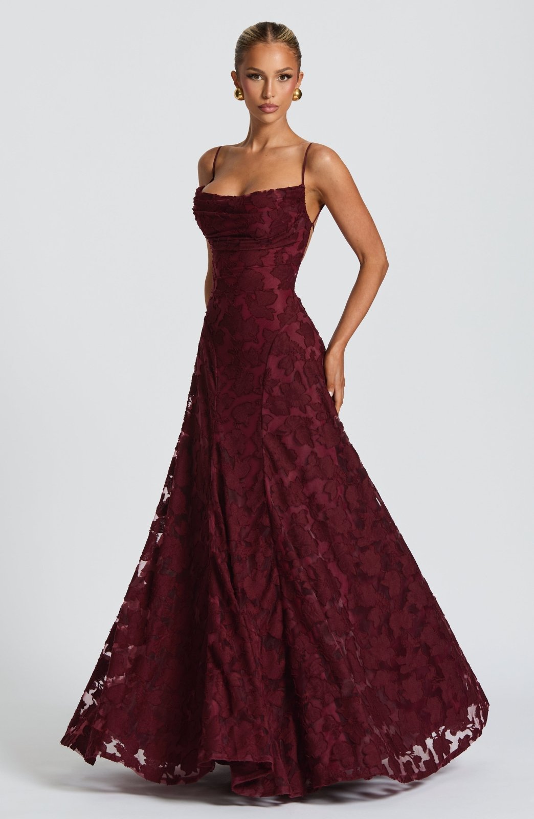Elegantes Damen Maxikleid mit Blumenprint, Wasserfallausschnitt, vielseitig kombinierbar.
