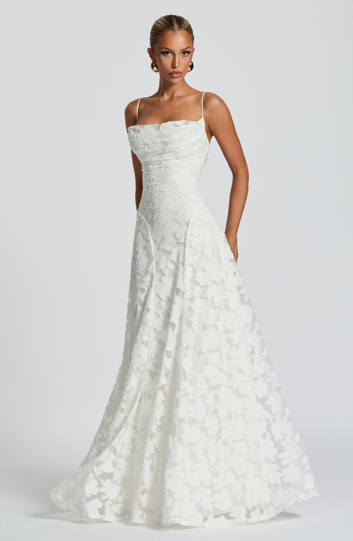 Damen Maxikleid in fließender Optik, mit zartem Blumenmuster, Spaghettiträgern, für den Sommer.